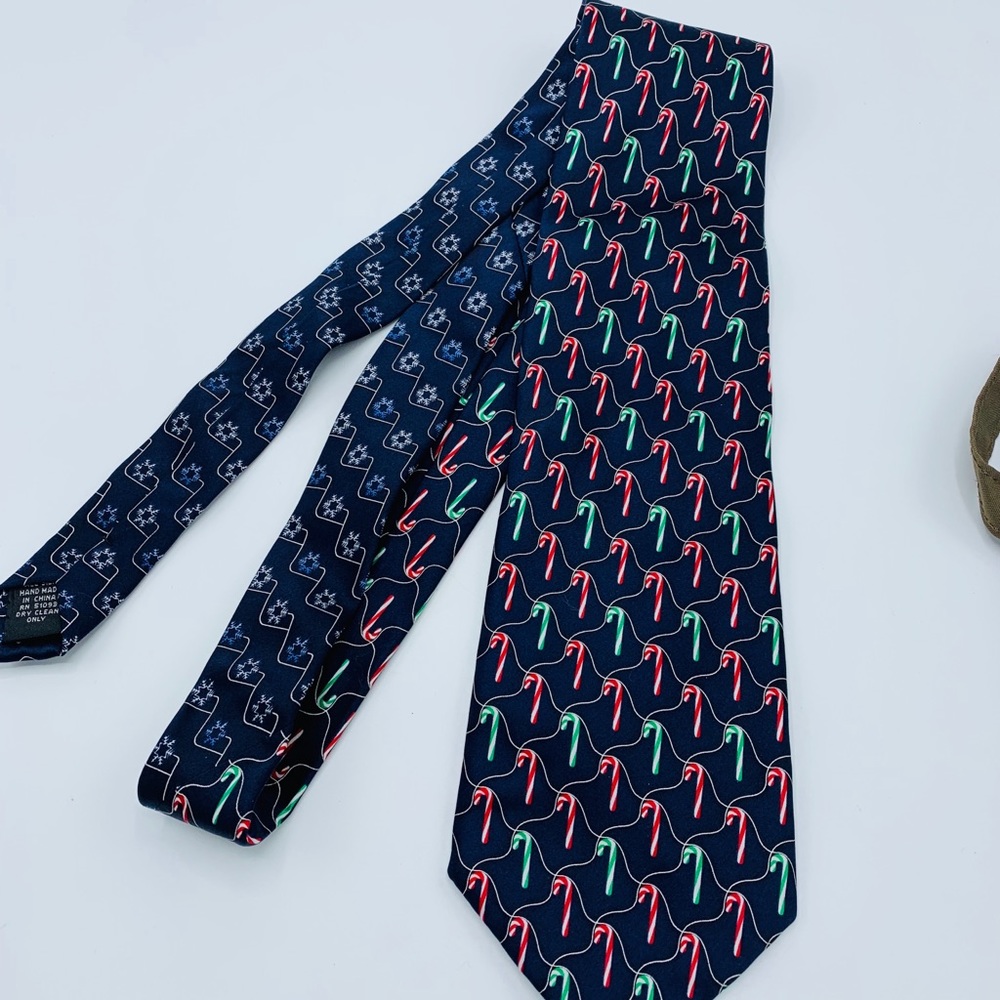 Men’s Holiday Christmas Tie candy cans snowflakes